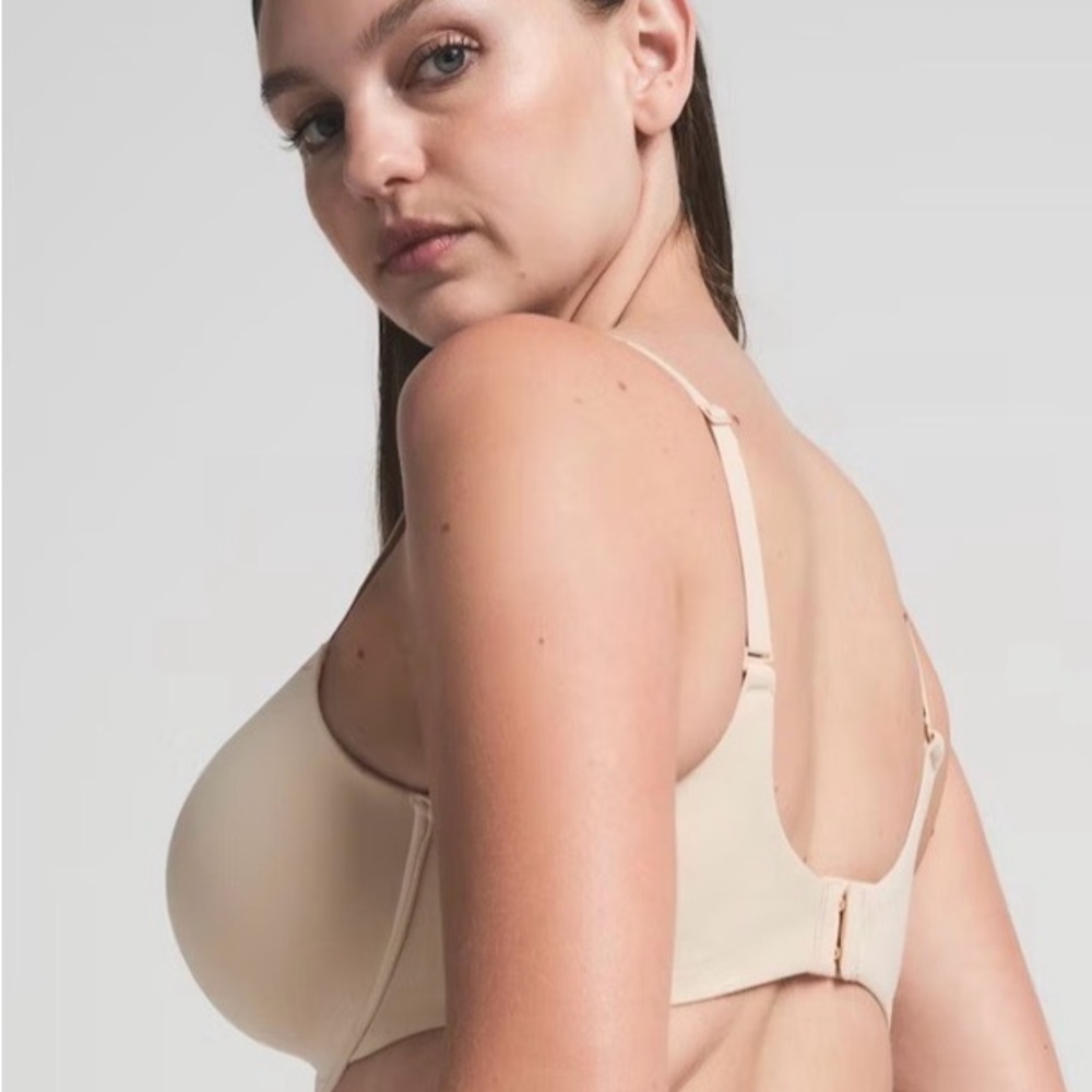 Skims fits everybody t shirt bra